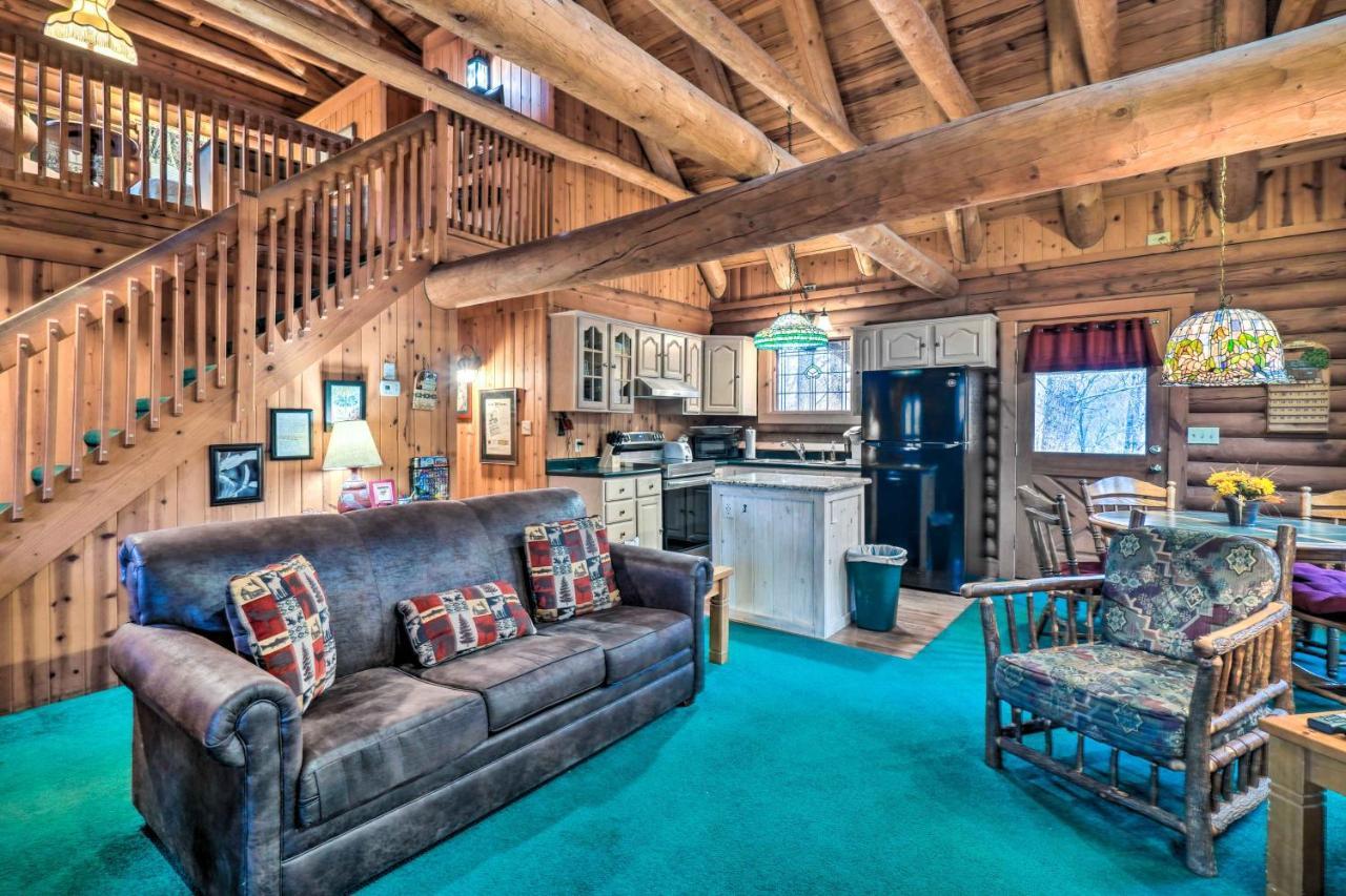 Casa vacanze Log With Hot Tub And Mountain Views!