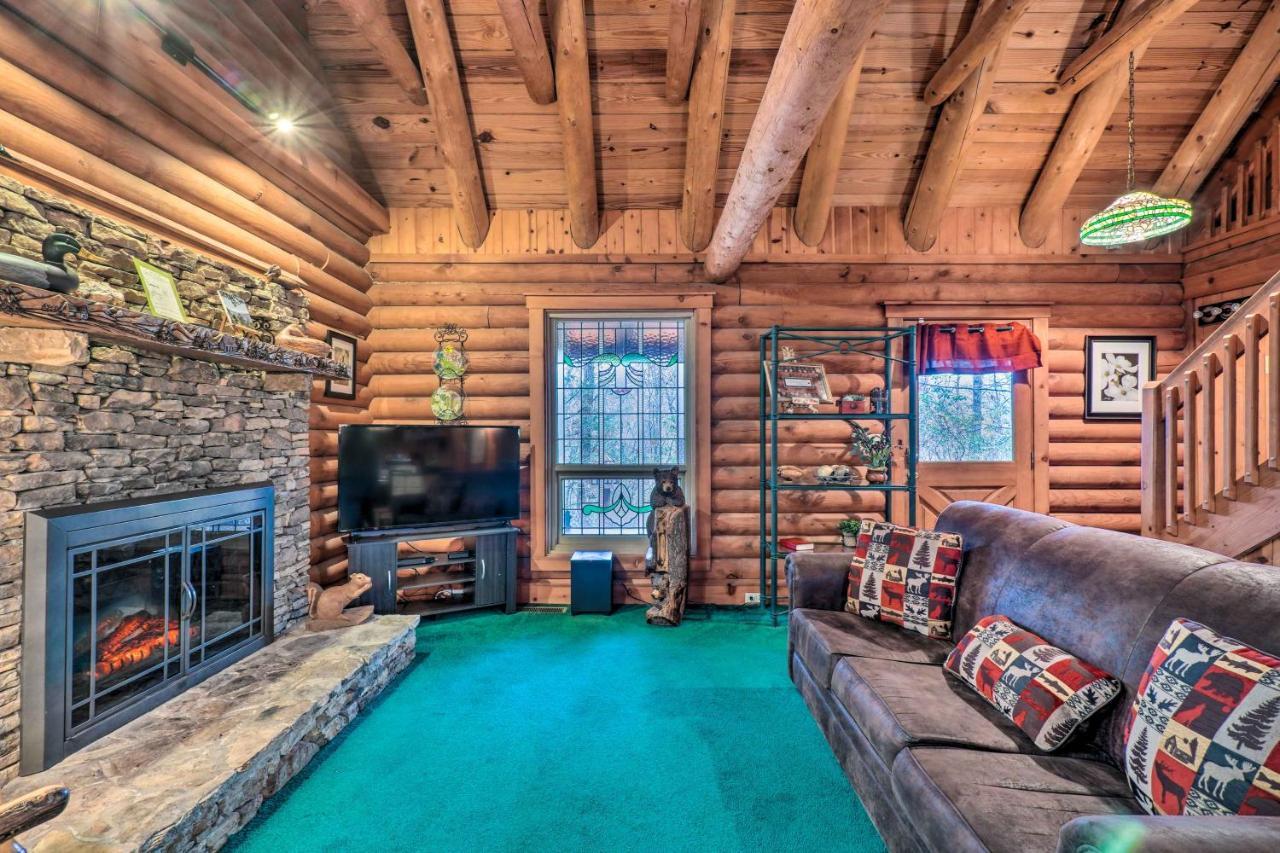 Log With Hot Tub And Mountain Views! Casa vacanze *