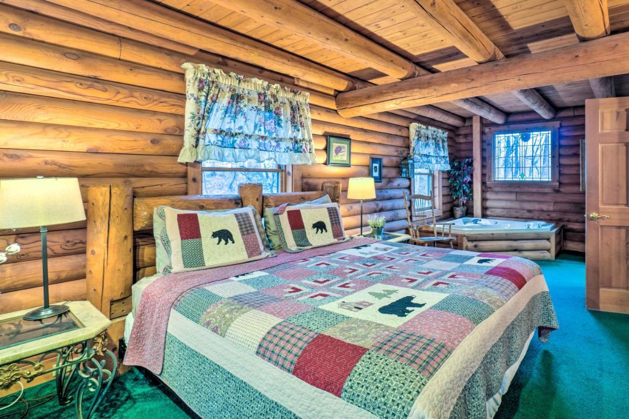 Log With Hot Tub And Mountain Views! Casa vacanze