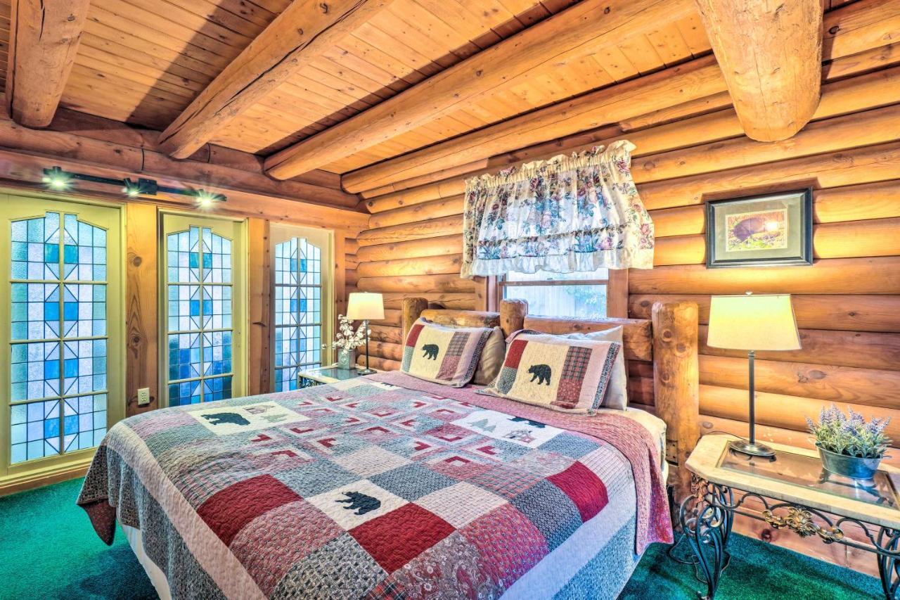 Casa vacanze Log With Hot Tub And Mountain Views!