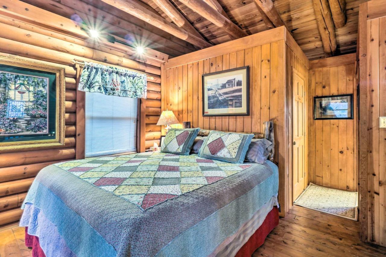 Casa vacanze Log With Hot Tub And Mountain Views!