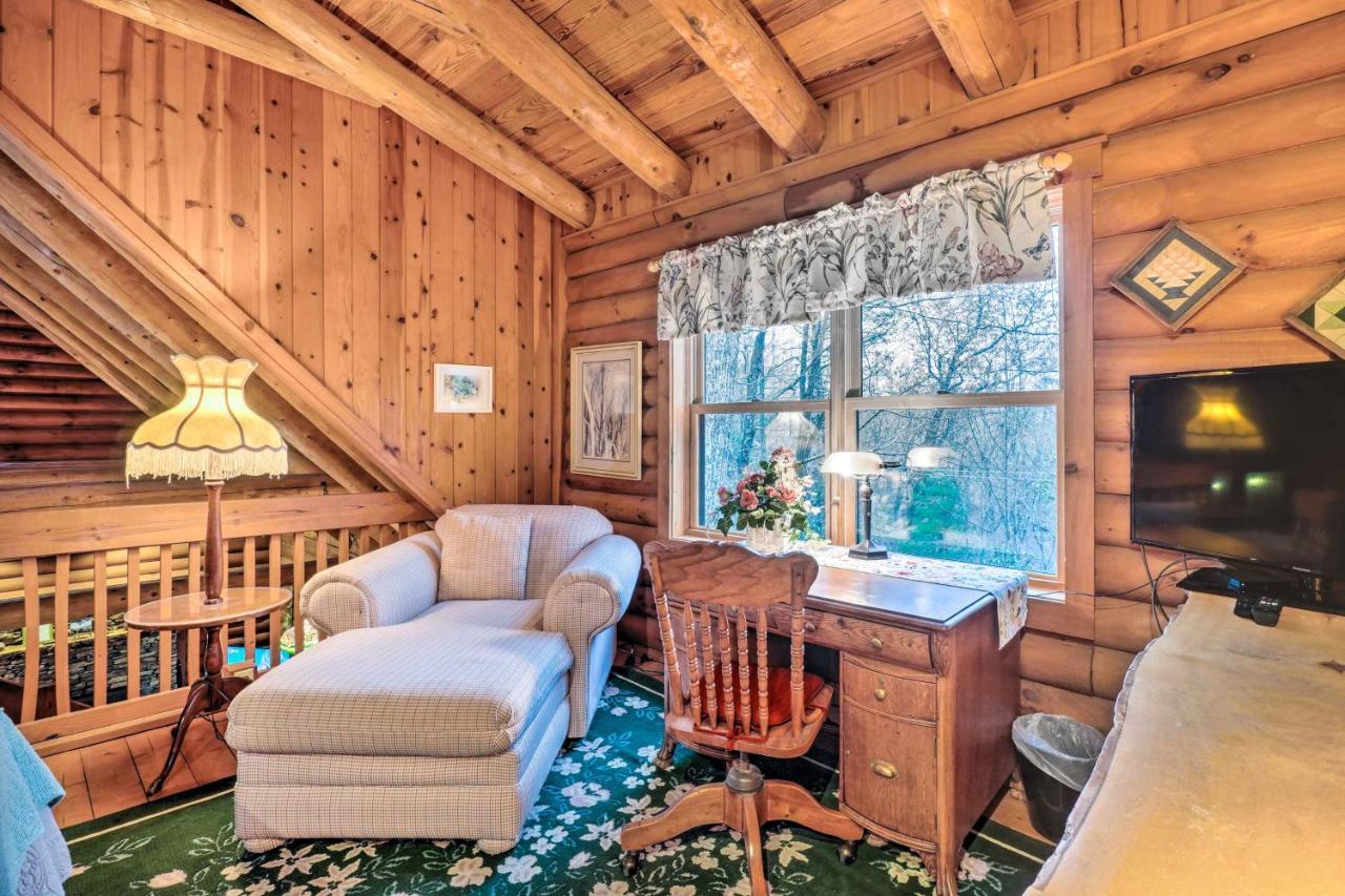 Log With Hot Tub And Mountain Views!
